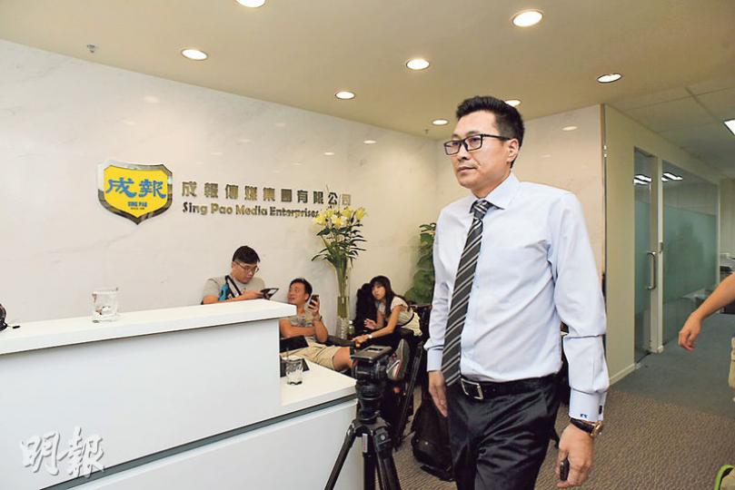 《成報》董事局主席谷卓恆(右)稱,已向成報傳媒臨時清盤人畢馬威提交未來發展計劃,正等待法庭審批。《成報》戶口仍然被凍結,要繼續停刊。(陳淑安攝) 《成報》董事局主席谷卓恆(右)稱,已向成報傳媒臨時清盤人畢馬威提交未來發展計劃,正等待法庭審批。《成報》戶口仍然被凍結,要繼續停刊。(陳淑安攝)