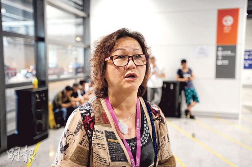 周女士不滿郵輪抵泰國後每人要付35美元(約271港元)才可乘搭由船公司安排的旅遊巴士,但她留意到當地旅遊巴士只需12元美元(約93港元)。(賴俊傑攝)盧先生不滿郵輪在越南芽莊只能逗留4至5小時,無法遊覽一個旅遊景點。(賴俊傑攝) 周女士不滿郵輪抵泰國後每人要付35美元(約271港元)才可乘搭由船公司安排的旅遊巴士,但她留意到當地旅遊巴士只需12元美元(約93港元)。(賴俊傑攝)盧先生不滿郵輪在越南芽莊只能逗留4至5小時,無法遊覽一個旅遊景點。(賴俊傑攝)