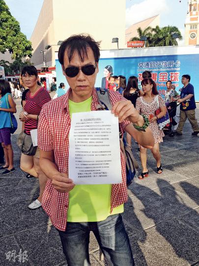 司法覆核申請人李格度(圖)昨接受訪問時手持給特首梁振英的公開信,批評政府以「公共用途」收回土地後並非用作興建公屋,而是供市建局興建私樓。(黃建邦攝) 司法覆核申請人李格度(圖)昨接受訪問時手持給特首梁振英的公開信,批評政府以「公共用途」收回土地後並非用作興建公屋,而是供市建局興建私樓。(黃建邦攝)