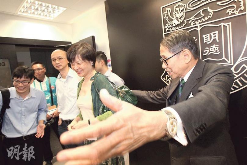 港大副校長任命風波未了,港大校友關注組昨會見校委會主席梁智鴻(右一),促請校委會按正常程序處理,又質疑事件涉及不尋常的干預。(李紹昌攝) 港大副校長任命風波未了,港大校友關注組昨會見校委會主席梁智鴻(右一),促請校委會按正常程序處理,又質疑事件涉及不尋常的干預。(李紹昌攝)