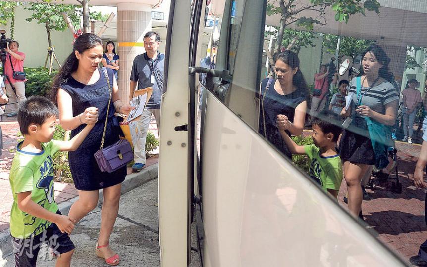 政府昨日繼續安排專車接送受鉛水事件影響的啟晴邨居民到聯合醫院驗血。食衛局長高永文稱現有逾900人登記驗血,已排期至8月後。(鄧宗弘攝) 政府昨日繼續安排專車接送受鉛水事件影響的啟晴邨居民到聯合醫院驗血。食衛局長高永文稱現有逾900人登記驗血,已排期至8月後。(鄧宗弘攝)