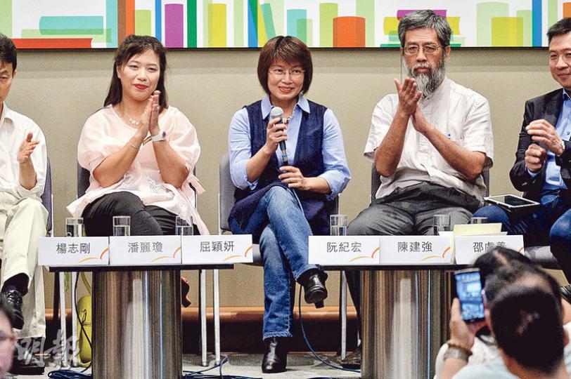 反佔中書《香港:傘裏傘外博弈》多名作者潘麗瓊(左起)、屈穎妍、阮紀宏等,噚日一齊出席書展講座,同讀者交流對佔中睇法。(蘇智鑫攝) 反佔中書《香港:傘裏傘外博弈》多名作者潘麗瓊(左起)、屈穎妍、阮紀宏等,噚日一齊出席書展講座,同讀者交流對佔中睇法。(蘇智鑫攝)