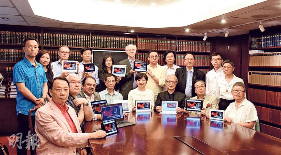 13名香港大律師公會前主席包括陳景生(前排左起)、戴啟思、林孟達、李柱銘、余若薇、梁家傑(右二)、李志喜(右一)昨與法律界選委、前法律界立法會議員吳靄儀(後排右一)等,一同發起聯署聲援被捕內地維權律師。(陳淑安攝) 13名香港大律師公會前主席包括陳景生(前排左起)、戴啟思、林孟達、李柱銘、余若薇、梁家傑(右二)、李志喜(右一)昨與法律界選委、前法律界立法會議員吳靄儀(後排右一)等,一同發起聯署聲援被捕內地維權律師。(陳淑安攝)