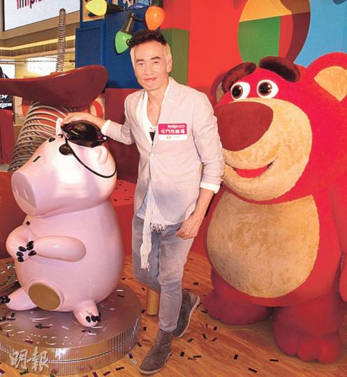 陳豪是家中細仔,坦言小時候嘗盡執二手衣物滋味,所以不會讓細仔執哥哥的舊東西。 (攝影/記者﹕鍾一虹) 陳豪是家中細仔,坦言小時候嘗盡執二手衣物滋味,所以不會讓細仔執哥哥的舊東西。 (攝影/記者﹕鍾一虹)