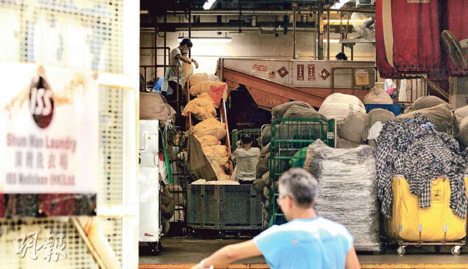 醫管局目前將洗衣工作外判予深灣洗衣場(圖)及天豐,前者佔13%醫管局的洗衣量,但因瑪麗發現毛霉菌而要叫停。其實醫管局目前主力仍是依靠懲教署及醫管局管理的洗衣房處理被服。(李澤彤攝) 醫管局目前將洗衣工作外判予深灣洗衣場(圖)及天豐,前者佔13%醫管局的洗衣量,但因瑪麗發現毛霉菌而要叫停。其實醫管局目前主力仍是依靠懲教署及醫管局管理的洗衣房處理被服。(李澤彤攝)