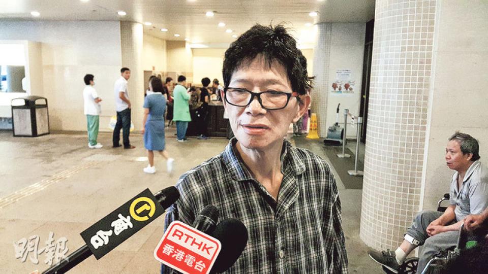 院友陳先生因割淋巴已入住瑪麗醫院4天,他稱病人衣服「無噏味」,如常每日更換,亦認為病房乾淨。(鍾炳然攝) 院友陳先生因割淋巴已入住瑪麗醫院4天,他稱病人衣服「無噏味」,如常每日更換,亦認為病房乾淨。(鍾炳然攝)