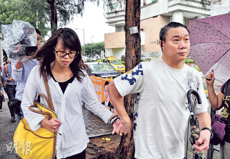 死因聆訊昨午原定結案陳辭,死者羅芍淇父母(圖)繼首日聆訊後,再次到庭旁聽。二人昨離開法院時沒回應傳媒提問。(賴俊傑攝)教育局高級學校發展主任溫崇超(圖)昨稱,局方沒有就學校各種情况是否屬於緊急作出劃分,主要依靠學校的危機小組自行判斷。(林俊源攝) 死因聆訊昨午原定結案陳辭,死者羅芍淇父母(圖)繼首日聆訊後,再次到庭旁聽。二人昨離開法院時沒回應傳媒提問。(賴俊傑攝)教育局高級學校發展主任溫崇超(圖)昨稱,局方沒有就學校各種情况是否屬於緊急作出劃分,主要依靠學校的危機小組自行判斷。(林俊源攝)