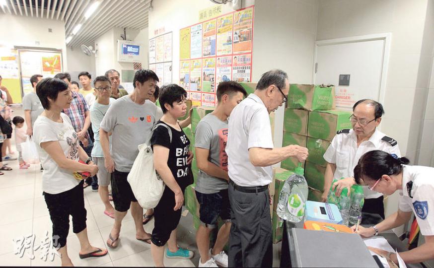 榮昌邨屋邨辦事處的水樣本被發現含鉛量超標,政府昨向居民派發樽裝水,其中榮傑樓有大批居民排隊取水。(李澤彤攝) 榮昌邨屋邨辦事處的水樣本被發現含鉛量超標,政府昨向居民派發樽裝水,其中榮傑樓有大批居民排隊取水。(李澤彤攝)