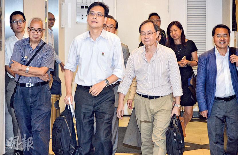 港大校友關注組成員程翔(前排左一)、葉建源(前排左二)及李永達(前排右一)等昨早會見校長馬斐森,討論校委會延遲副校長任命一事。(蘇智鑫攝) 港大校友關注組成員程翔(前排左一)、葉建源(前排左二)及李永達(前排右一)等昨早會見校長馬斐森,討論校委會延遲副校長任命一事。(蘇智鑫攝)