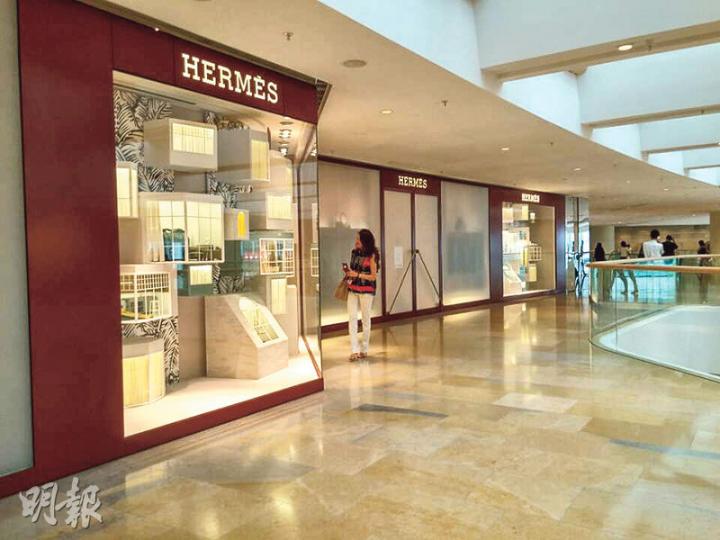 在金鐘太古廣場開舖多年的國際頂級奢侈品牌HERMES(愛馬仕),無懼零售市道疲弱,新近與太古達成續租協議,加租幅度達五成。(劉詠怡攝) 在金鐘太古廣場開舖多年的國際頂級奢侈品牌HERMES(愛馬仕),無懼零售市道疲弱,新近與太古達成續租協議,加租幅度達五成。(劉詠怡攝)