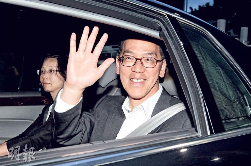 昨日是民政事務局長曾德成最後一天上班,他離開政府總部時特意回應大批等候的傳媒,他只說自己是樂意退休,未有回應為何退休。被問到是否表現不稱職而被迫離開,他說留待大家評價,不再作澄清,又說非常榮幸能在特區政府服務,落實「一國兩制」。(郭慶輝攝)公務員事務局長鄧國威昨晚離開政府總部時,未有回應傳媒提問。他公開發表聲明,形容自己熱中工作,現時是「為一些預計不到的家庭理由而要退下的時刻」。不過他在向公務員事務局同事發出的告別信就說,自己現時離開是意料之外,但人生是充滿愉快或不快驚喜。(郭慶輝攝) 昨日是民政事務局長曾德成最後一天上班,他離開政府總部時特意回應大批等候的傳媒,他只說自己是樂意退休,未有回應為何退休。被問到是否表現不稱職而被迫離開,他說留待大家評價,不再作澄清,又說非常榮幸能在特區政府服務,落實「一國兩制」。(郭慶輝攝)公務員事務局長鄧國威昨晚離開政府總部時,未有回應傳媒提問。他公開發表聲明,形容自己熱中工作,現時是「為一些預計不到的家庭理由而要退下的時刻」。不過他在向公務員事務局同事發出的告別信就說,自己現時離開是意料之外,但人生是充滿愉快或不快驚喜。(郭慶輝攝)