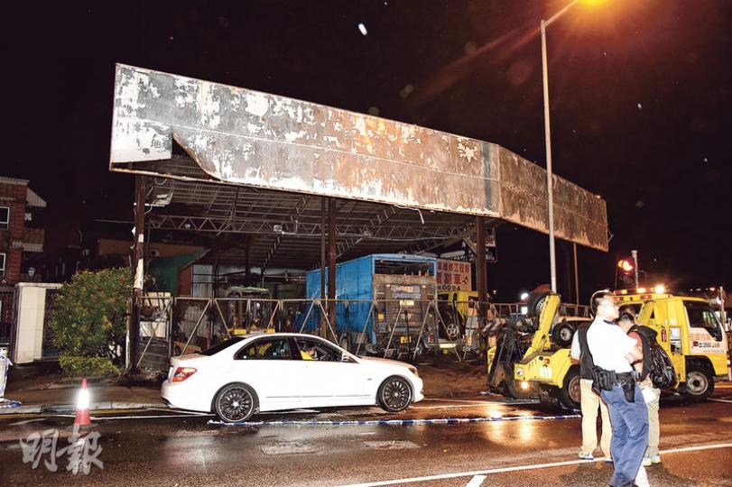 警方在屯門藍地順達街破獲一個以車房掩飾的偷車集團,通宵封鎖現場調查。(蔡方山攝) 警方在屯門藍地順達街破獲一個以車房掩飾的偷車集團,通宵封鎖現場調查。(蔡方山攝)