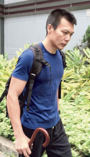 聲稱被摑面的警員賴建鋒(圖)昨被指其庭上證供與其警察記事簿的紀錄不相同,賴解釋指他在記事簿記錄時「寫錯咗」。裁判官追問賴不更正記事簿的原因,賴回答稱:「無位改返。」(王丹麟攝) 聲稱被摑面的警員賴建鋒(圖)昨被指其庭上證供與其警察記事簿的紀錄不相同,賴解釋指他在記事簿記錄時「寫錯咗」。裁判官追問賴不更正記事簿的原因,賴回答稱:「無位改返。」(王丹麟攝)