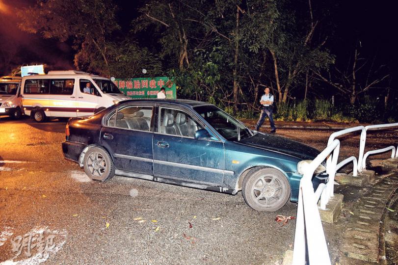 車主在元朗發現其失車,一輪追逐後,最終失車意外撞欄停下;事後警員趕至封鎖現場調查。(蔡方山攝)涉嫌偷車等罪名被捕男子報稱眼角受傷,由警員押送醫院接受治理。(蔡方山攝) 車主在元朗發現其失車,一輪追逐後,最終失車意外撞欄停下;事後警員趕至封鎖現場調查。(蔡方山攝)涉嫌偷車等罪名被捕男子報稱眼角受傷,由警員押送醫院接受治理。(蔡方山攝)