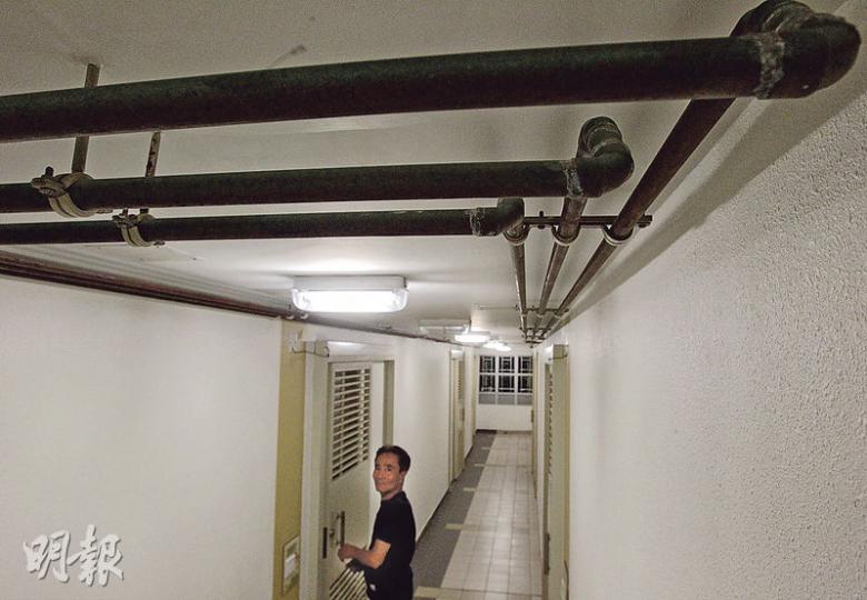啟晴邨賞晴樓早前被驗出有住戶的食水含鉛量超標,運輸及房屋局長張炳良昨指出,正與承建商(即中國建築)研究全邨換喉的可行方法,承建商現已開始在天台搭喉至各樓層,冀下月初完工,屆時住戶毋須落樓取水。(李澤彤攝) 啟晴邨賞晴樓早前被驗出有住戶的食水含鉛量超標,運輸及房屋局長張炳良昨指出,正與承建商(即中國建築)研究全邨換喉的可行方法,承建商現已開始在天台搭喉至各樓層,冀下月初完工,屆時住戶毋須落樓取水。(李澤彤攝)