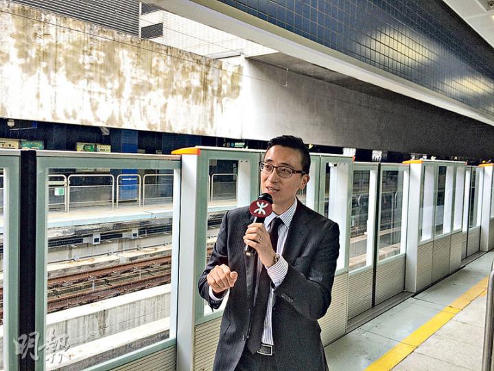 港鐵車務經理丁嘉俊(圖)指出,馬鞍山線的月台自動閘門可於2017年完成安裝,比預期提早1年。(王慧瓊攝) 港鐵車務經理丁嘉俊(圖)指出,馬鞍山線的月台自動閘門可於2017年完成安裝,比預期提早1年。(王慧瓊攝)