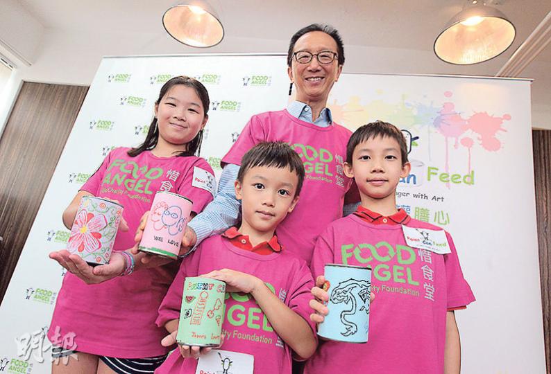 前財政司長梁錦松(中)帶同大女Amy(左)、二仔Edward(右)和細仔James(前)出席活動,齊齊畫罐頭,希望鼓勵年輕人透過參與罐頭設計比賽活動發揮創意。(李澤彤攝) 前財政司長梁錦松(中)帶同大女Amy(左)、二仔Edward(右)和細仔James(前)出席活動,齊齊畫罐頭,希望鼓勵年輕人透過參與罐頭設計比賽活動發揮創意。(李澤彤攝)