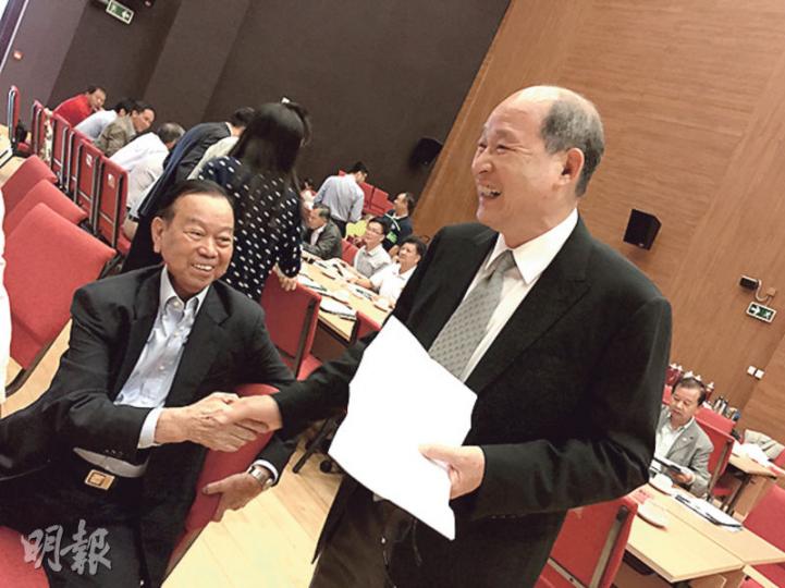 鄉議局前主席劉皇發(左)噚日去鄉議局大樓開會,獲唔少鄉親歡迎,佢個仔、現任鄉議局主席劉業強早前傳與副主席張學明(右)不和,學明就笑笑口同發叔握手。(陳洛明攝) 鄉議局前主席劉皇發(左)噚日去鄉議局大樓開會,獲唔少鄉親歡迎,佢個仔、現任鄉議局主席劉業強早前傳與副主席張學明(右)不和,學明就笑笑口同發叔握手。(陳洛明攝)