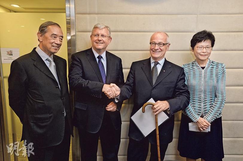 身兼西九管理局董事局主席的政務司長林鄭月娥(右一)昨宣布,董事局通過委任營運總裁栢志高(左二)代替連納智(右二), 8月3日起出任新行政總裁,任期3年。她指栢志高有32年政府工作經驗,加入西九管理局9個月以來,亦對文化藝術充滿熱誠,是最合適人選。圖左一為西九董事局副主席夏佳理。(鄧宗弘攝) 身兼西九管理局董事局主席的政務司長林鄭月娥(右一)昨宣布,董事局通過委任營運總裁栢志高(左二)代替連納智(右二), 8月3日起出任新行政總裁,任期3年。她指栢志高有32年政府工作經驗,加入西九管理局9個月以來,亦對文化藝術充滿熱誠,是最合適人選。圖左一為西九董事局副主席夏佳理。(鄧宗弘攝)