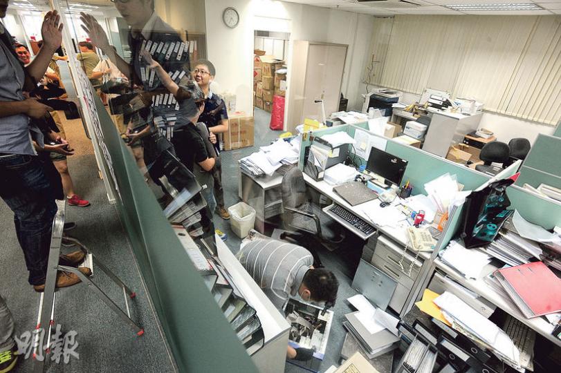 正在停刊的《成報》發生「盜竊」案後,昨午有探員到現場調查及檢驗被拆開的電腦,案件暫時未有人被捕。(衛永康攝) 正在停刊的《成報》發生「盜竊」案後,昨午有探員到現場調查及檢驗被拆開的電腦,案件暫時未有人被捕。(衛永康攝)