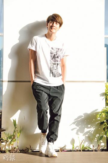一向崇尚「不婚主義」的克群稱結婚的事會尊重另一半,將來或會成為一個嚴父管教小朋友。(攝影﹕孫華中)克群坦言跟超蓮拍拖受了不少輿論壓力,但漸漸習慣被追訪,心態上希望愈低調愈好。(攝影﹕孫華中)吳克群望愛情事業兩得意。(攝影﹕孫華中) 一向崇尚「不婚主義」的克群稱結婚的事會尊重另一半,將來或會成為一個嚴父管教小朋友。(攝影﹕孫華中)克群坦言跟超蓮拍拖受了不少輿論壓力,但漸漸習慣被追訪,心態上希望愈低調愈好。(攝影﹕孫華中)吳克群望愛情事業兩得意。(攝影﹕孫華中)