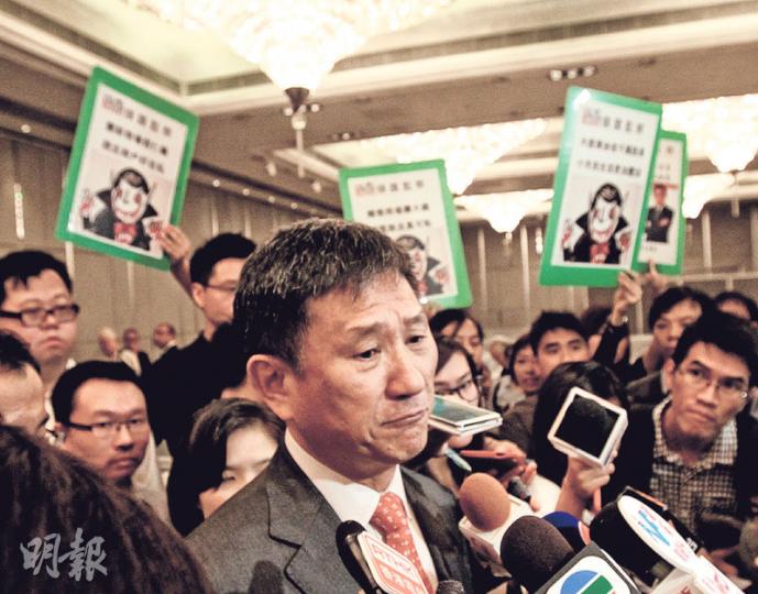 領匯昨早舉行股東周年大會,領匯監察前往示威,領匯企業傳訊及對外關係總監盧炳松(前)回應,集團旗下商戶組合變與汰弱留強有關。(李紹昌攝) 領匯昨早舉行股東周年大會,領匯監察前往示威,領匯企業傳訊及對外關係總監盧炳松(前)回應,集團旗下商戶組合變與汰弱留強有關。(李紹昌攝)