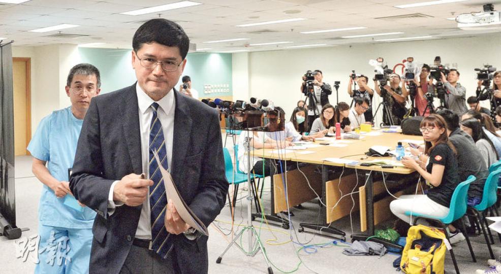 高拔陞(前)去年7月接替盧志遠出任新界西聯網總監及屯門醫院行政總監,上任一年後即遇上近年來最大規模、涉及逾9000病人的肝酵素分析儀數值出錯事故,他與屯院臨牀病理部門主管郭德麟(後)昨一起為這宗兩年前造成的錯誤致歉。該院新聞稿只提及受影響男病人數目達4634,卻無提女病人數目有4809。(鄧宗弘攝) 高拔陞(前)去年7月接替盧志遠出任新界西聯網總監及屯門醫院行政總監,上任一年後即遇上近年來最大規模、涉及逾9000病人的肝酵素分析儀數值出錯事故,他與屯院臨牀病理部門主管郭德麟(後)昨一起為這宗兩年前造成的錯誤致歉。該院新聞稿只提及受影響男病人數目達4634,卻無提女病人數目有4809。(鄧宗弘攝)