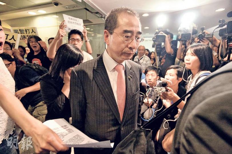 監警會主席郭琳廣(前)昨早接受訪問時表示,平時6時起牀;至昨晚因警司朱經緯被投訴毆打一案,監警會要舉行特別內務會議,昨晚11時有決定後,郭琳廣告知在場傳媒結果及遇上示威者抗議時,顯出一臉倦容。(鄧宗弘攝) 監警會主席郭琳廣(前)昨早接受訪問時表示,平時6時起牀;至昨晚因警司朱經緯被投訴毆打一案,監警會要舉行特別內務會議,昨晚11時有決定後,郭琳廣告知在場傳媒結果及遇上示威者抗議時,顯出一臉倦容。(鄧宗弘攝)