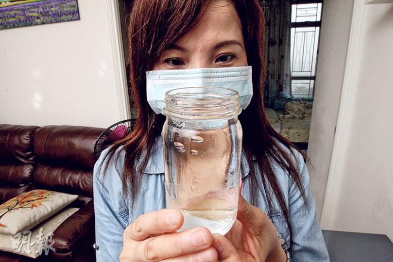 經民聯在石硤尾邨美亮樓一個高層單位驗出冷水水辦含鉛20微克,超標1倍,熱水水辦更達82微克,超標7.2倍。該單位住戶練女士表示,入伙3年以來,現年6歲的兒子均喝家中的水,擔心兒子健康受影響。(李紹昌攝) 經民聯在石硤尾邨美亮樓一個高層單位驗出冷水水辦含鉛20微克,超標1倍,熱水水辦更達82微克,超標7.2倍。該單位住戶練女士表示,入伙3年以來,現年6歲的兒子均喝家中的水,擔心兒子健康受影響。(李紹昌攝)