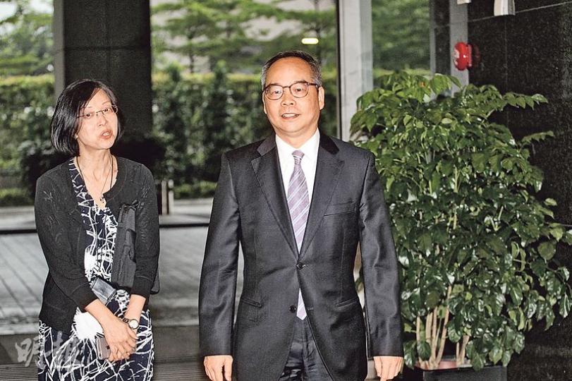 新任民政事務局長劉江華(右)首日以局長身分上班,在新聞秘書陪同下見記者。對於是否覺得自己是一個適合接班人選,他回應說,「我自己不評論自己,交由公眾作一個評論。」(李紹昌攝) 新任民政事務局長劉江華(右)首日以局長身分上班,在新聞秘書陪同下見記者。對於是否覺得自己是一個適合接班人選,他回應說,「我自己不評論自己,交由公眾作一個評論。」(李紹昌攝)