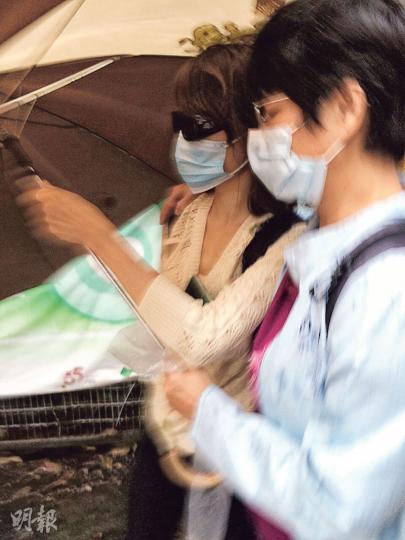 被告陳卓琳(左)繼續獲准保釋,她把上庭衣服交給親友穿上,換上另一裝束後急急離開法庭,惟未能避過傳媒拍攝。(黃文雋攝) 被告陳卓琳(左)繼續獲准保釋,她把上庭衣服交給親友穿上,換上另一裝束後急急離開法庭,惟未能避過傳媒拍攝。(黃文雋攝)