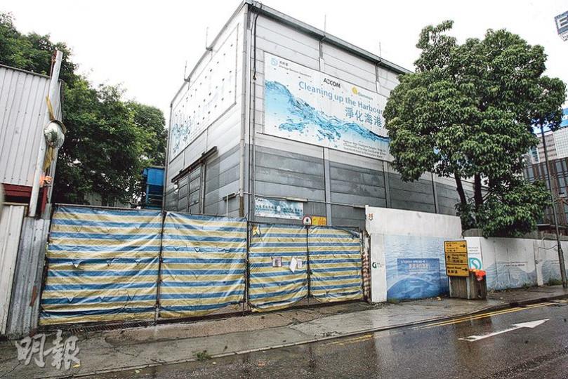 肇事地盤屬於渠務署淨化海港工程計劃,發生1死1傷觸電意外後,地盤立即停止所有工程,警方及勞工處正調查事故原因。(伍浦鋒攝) 肇事地盤屬於渠務署淨化海港工程計劃,發生1死1傷觸電意外後,地盤立即停止所有工程,警方及勞工處正調查事故原因。(伍浦鋒攝)