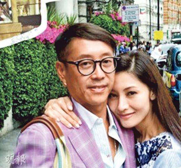 李嘉欣與老公許晉亨甜蜜外遊,嘉欣更嬌嗲地攬老公自拍,展現「撒嬌女人最好命」。(微博圖片) 李嘉欣與老公許晉亨甜蜜外遊,嘉欣更嬌嗲地攬老公自拍,展現「撒嬌女人最好命」。(微博圖片)