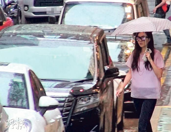 熊黛林落大雨都要戴黑超添星味。(攝影﹕娛樂組)熊黛林的新車車牌有「118」尾,疑是男友郭可頌所送。(攝影﹕娛樂組) 熊黛林落大雨都要戴黑超添星味。(攝影﹕娛樂組)熊黛林的新車車牌有「118」尾,疑是男友郭可頌所送。(攝影﹕娛樂組)
