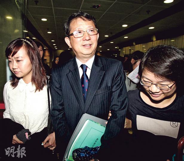 死因聆訊期間曾數次到庭旁聽的中華基督教會香港區會學務總監余煊(中),昨離開法院時被問及會否就事件問責時說,「唔係話fire(辭退)一個人,就fire一個人」。(李紹昌攝) 死因聆訊期間曾數次到庭旁聽的中華基督教會香港區會學務總監余煊(中),昨離開法院時被問及會否就事件問責時說,「唔係話fire(辭退)一個人,就fire一個人」。(李紹昌攝)