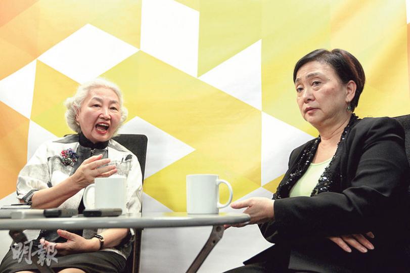 基本法委員會副主任梁愛詩(左)昨日接受民主黨主席劉慧卿(右)的網台節目《議會內外》訪問,劉慧卿稱遲遲都未獲發還回鄉證,無法自由出入內地。梁愛詩回應說,這問題遲早可以解決,「唔使等廿年」。(郭慶輝攝) 基本法委員會副主任梁愛詩(左)昨日接受民主黨主席劉慧卿(右)的網台節目《議會內外》訪問,劉慧卿稱遲遲都未獲發還回鄉證,無法自由出入內地。梁愛詩回應說,這問題遲早可以解決,「唔使等廿年」。(郭慶輝攝)