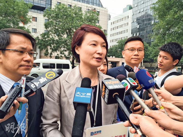 民建聯代表昨日在北京拜訪發改委、統戰部等部委,主席李慧琼(中)表示,會面主要談及一帶一路機遇、空域等議題。代表團今日會獲中央領導人接見,預料接見者是人大委員長張德江。(何曉勤攝) 民建聯代表昨日在北京拜訪發改委、統戰部等部委,主席李慧琼(中)表示,會面主要談及一帶一路機遇、空域等議題。代表團今日會獲中央領導人接見,預料接見者是人大委員長張德江。(何曉勤攝)