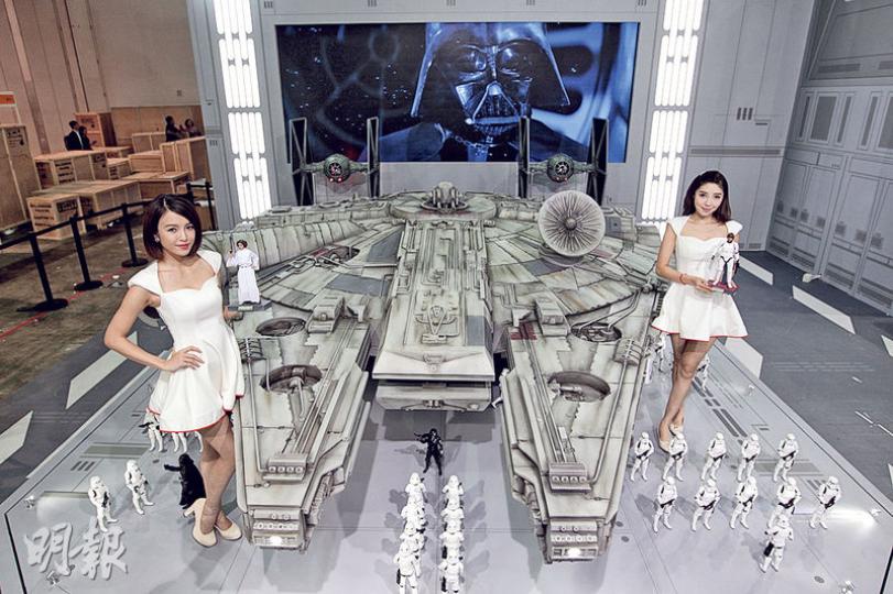 香港玩偶公司Hot Toys製造出1:6比例嘅《星球大戰》宇宙飛船「千歲鷹號」,會喺動漫節期間展出,負責人相信模型「能令所有星戰迷感動」。(郭慶輝攝)市民可戴上PS4虛擬實境頭戴裝置「Project Morpheus」,試玩4款全新遊戲,其中一款係全球未曾公開嘅作品,會喺今日中午12點半發布。(郭慶輝 攝) 香港玩偶公司Hot Toys製造出1:6比例嘅《星球大戰》宇宙飛船「千歲鷹號」,會喺動漫節期間展出,負責人相信模型「能令所有星戰迷感動」。(郭慶輝攝)市民可戴上PS4虛擬實境頭戴裝置「Project Morpheus」,試玩4款全新遊戲,其中一款係全球未曾公開嘅作品,會喺今日中午12點半發布。(郭慶輝 攝)