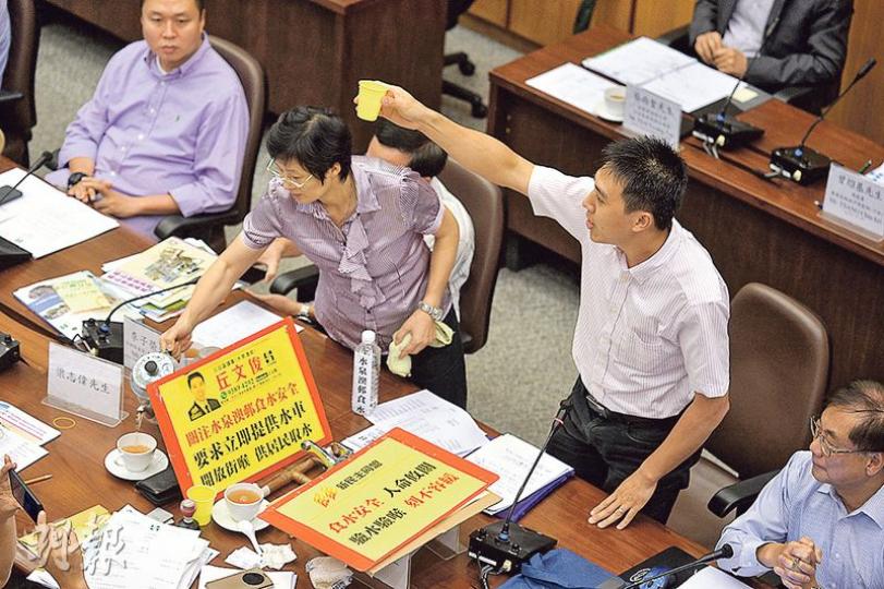 新民主同盟沙田區議員丘文俊(站着舉杯者)在區議會上向官員送上樽裝水,聲稱取自該黨驗出水泉澳邨的含鉛超標單位,他更指自己「先飲為敬」,即場喝掉,但最終只有到訪區議會的署理天文台長劉心怡有喝。(鄧宗弘攝) 新民主同盟沙田區議員丘文俊(站着舉杯者)在區議會上向官員送上樽裝水,聲稱取自該黨驗出水泉澳邨的含鉛超標單位,他更指自己「先飲為敬」,即場喝掉,但最終只有到訪區議會的署理天文台長劉心怡有喝。(鄧宗弘攝)