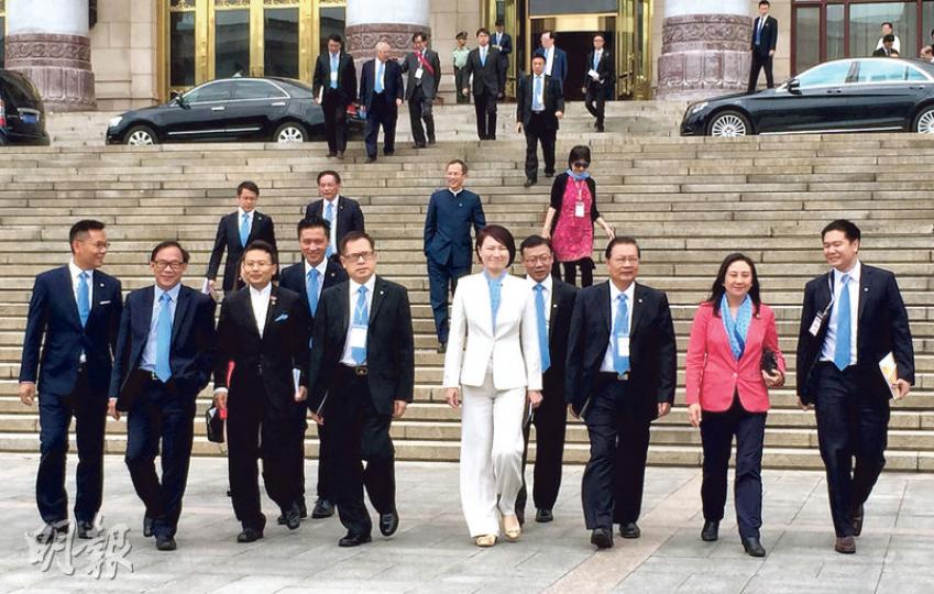 全國人大委員長張德江昨接見由新任主席李慧琼（中、白衣者）率領的民建聯訪京團。張在開場白中表示，民建聯完成新老交替後，新班子年輕化、很有朝氣、專業性很強、很有幹勁、社會形象也好。（何曉勤攝）