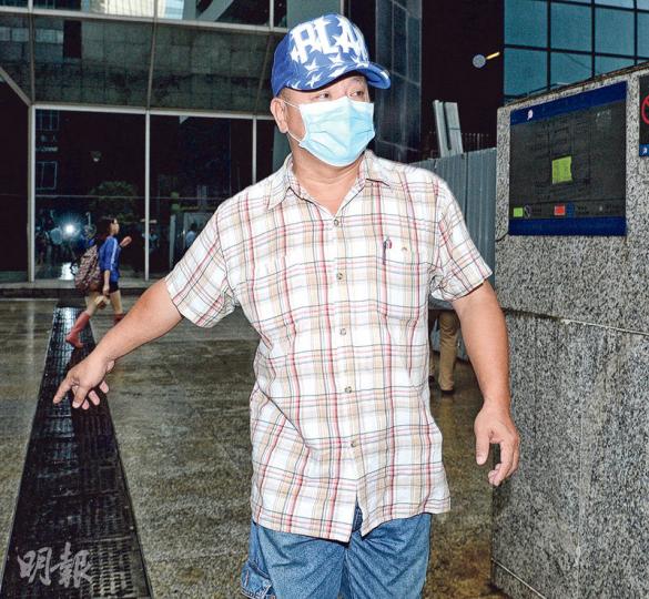 丘瑞田在庭外一直鴨嘴帽及口罩不離身,僅在上庭應訊時才露出全相。(劉焌陶攝)全港業主反貪腐圍標大聯盟數十名業主,昨聯同民主黨總幹事林卓廷(左一)在庭外高舉橫額及標語,要求執法部門盡快徹查圍標事件,保障業主權益。(劉焌陶攝) 丘瑞田在庭外一直鴨嘴帽及口罩不離身,僅在上庭應訊時才露出全相。(劉焌陶攝)全港業主反貪腐圍標大聯盟數十名業主,昨聯同民主黨總幹事林卓廷(左一)在庭外高舉橫額及標語,要求執法部門盡快徹查圍標事件,保障業主權益。(劉焌陶攝)
