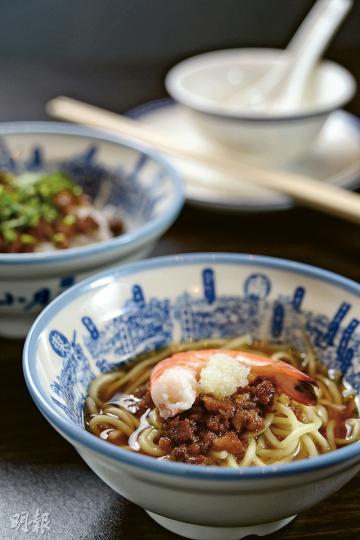 擔仔麵（前，15澳門幣，C）、祖傳肉燥飯（後，15澳門幣，C） （黃志東攝）馳名海蟹粥（165澳門幣/碗，C）（僅供參考，碗裝不包括原隻蟹）（黃志東攝）C. 百老匯大街 （黃志東攝）