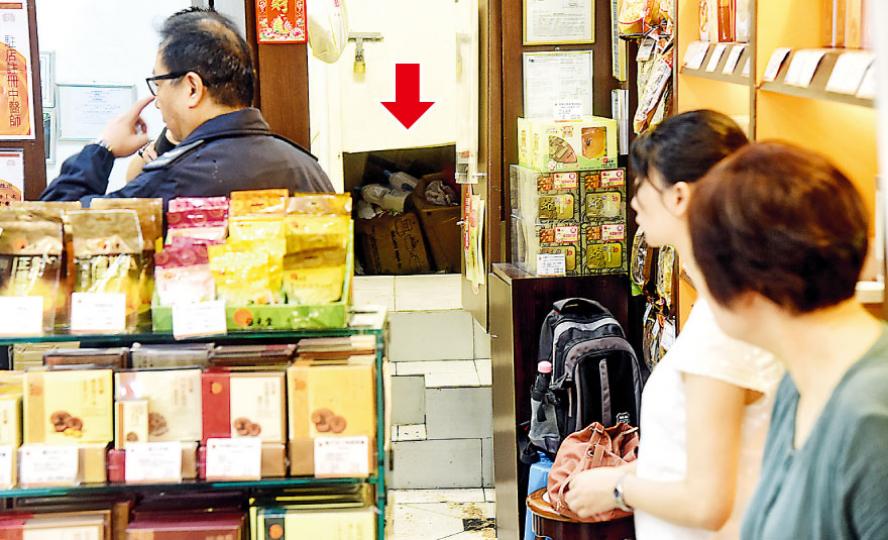 現場所見,竊匪把分店木製後門下方鋸開(箭嘴示)潛入犯案,得手後原路爬行逃走,避過紅外線感應。(蔡方山攝)警員到場調查,在大廈天井位置視察竊匪潛入店舖的路線。(蔡方山攝)警方調查後,相信匪徒是沿天井外牆水渠爬落位元堂分店後門位置。(蔡方山攝)現場所見,位元堂分店被竊匪搜掠後一片凌亂,被偷藥材全部擺放在櫃枱較低位置,部分藥材散落地上。(蔡方山攝) 現場所見,竊匪把分店木製後門下方鋸開(箭嘴示)潛入犯案,得手後原路爬行逃走,避過紅外線感應。(蔡方山攝)警員到場調查,在大廈天井位置視察竊匪潛入店舖的路線。(蔡方山攝)警方調查後,相信匪徒是沿天井外牆水渠爬落位元堂分店後門位置。(蔡方山攝)現場所見,位元堂分店被竊匪搜掠後一片凌亂,被偷藥材全部擺放在櫃枱較低位置,部分藥材散落地上。(蔡方山攝)