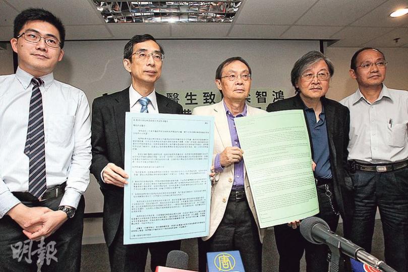 逾百名港大畢業醫生包括馮德焜(左起)、劉育港、吳錦祥、蔡堅及歐耀佳,聯署去信港大校委會主席梁智鴻,要求對方盡快處理學術人事及資源副校長的任命。(李紹昌攝) 逾百名港大畢業醫生包括馮德焜(左起)、劉育港、吳錦祥、蔡堅及歐耀佳,聯署去信港大校委會主席梁智鴻,要求對方盡快處理學術人事及資源副校長的任命。(李紹昌攝)