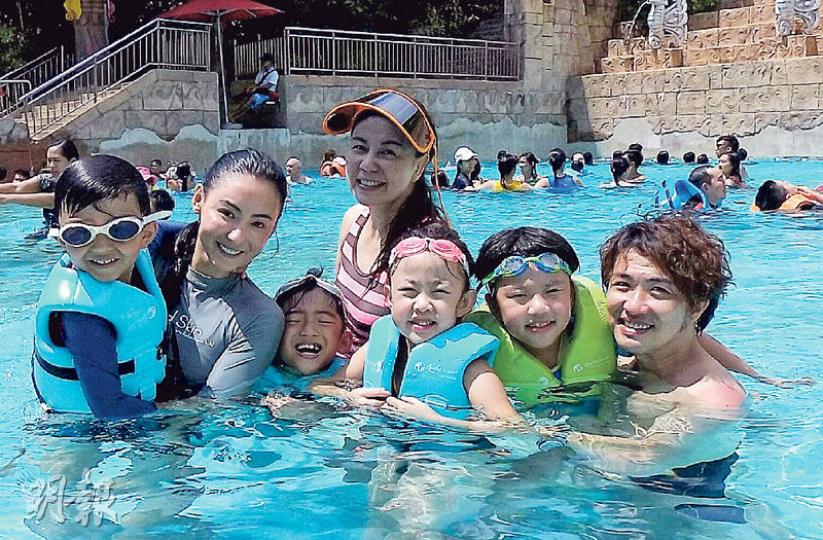 栢芝三母子與劉美娟、張崇德一家四口在新加坡水上樂園玩,Lucas浸在水中笑得開心,Quintus戴泳鏡好有型。(微博圖片) 栢芝三母子與劉美娟、張崇德一家四口在新加坡水上樂園玩,Lucas浸在水中笑得開心,Quintus戴泳鏡好有型。(微博圖片)