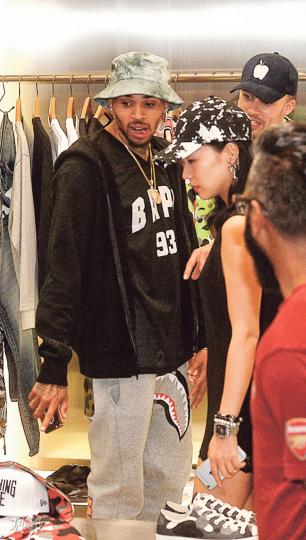 Chris Brown往銅鑼灣一間時裝店購物,時裝店更因此暫停營業,讓他慢慢揀!(攝影:林祖傑 劉永銳)Chris Brown昨晚由澳門乘船抵港,有多名保鑣護駕。(攝影:林祖傑 劉永銳) Chris Brown往銅鑼灣一間時裝店購物,時裝店更因此暫停營業,讓他慢慢揀!(攝影:林祖傑 劉永銳)Chris Brown昨晚由澳門乘船抵港,有多名保鑣護駕。(攝影:林祖傑 劉永銳)