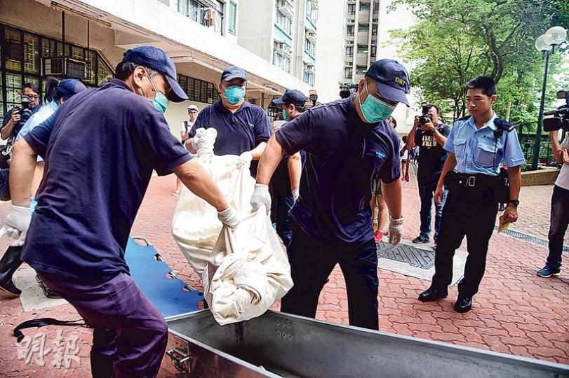 天水圍天耀邨耀民樓揭發雙屍案,警方於現場初步調查後,認為事件無可疑,並召仵工將兩名男死者遺體移送殮房,稍後剖屍確定死因。(賴俊傑攝) 天水圍天耀邨耀民樓揭發雙屍案,警方於現場初步調查後,認為事件無可疑,並召仵工將兩名男死者遺體移送殮房,稍後剖屍確定死因。(賴俊傑攝)