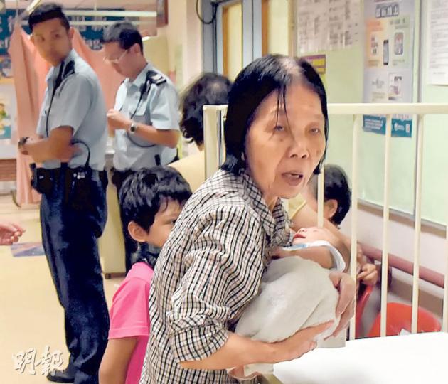 蘇婆婆拖着7歲孫女,抱着另一初生男孫,陪同昏迷男嬰送院。獲悉愛孫不治後,她仍要忍痛繼續照顧兩孫兒。(林智傑攝)猝死男嬰的父母事後趕赴醫院了解,其父(左)聲言3名兒童留在家時,均有成年人看管。(林智傑攝)蘇婆婆獲悉痛失愛孫後,一度情緒激動要由醫護人員安慰,但她迅速收拾心情,強忍淚水,努力照顧另一名初生男嬰及7歲孫女。(林智傑攝)天水圍天耀邨耀民樓揭發雙屍案,其中身為女婿的男死者疑失救致死,八旬外父疑因欠缺照顧餓斃。兩遺體昨午由仵工移送殮房檢驗,以確定死因。(賴俊傑攝) 蘇婆婆拖着7歲孫女,抱着另一初生男孫,陪同昏迷男嬰送院。獲悉愛孫不治後,她仍要忍痛繼續照顧兩孫兒。(林智傑攝)猝死男嬰的父母事後趕赴醫院了解,其父(左)聲言3名兒童留在家時,均有成年人看管。(林智傑攝)蘇婆婆獲悉痛失愛孫後,一度情緒激動要由醫護人員安慰,但她迅速收拾心情,強忍淚水,努力照顧另一名初生男嬰及7歲孫女。(林智傑攝)天水圍天耀邨耀民樓揭發雙屍案,其中身為女婿的男死者疑失救致死,八旬外父疑因欠缺照顧餓斃。兩遺體昨午由仵工移送殮房檢驗,以確定死因。(賴俊傑攝)