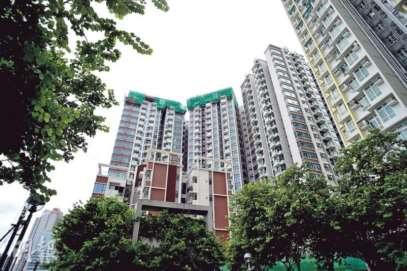 市建局首個資助房屋項目「煥然壹居」料年底落成,近日除頂層外,其餘棚架已拆除。整個項目屬「扇形」設計,後面3幢高座,前面1幢為5層高的低座,令逾九成單位坐北向南,較為通風。(蘇智鑫攝) 市建局首個資助房屋項目「煥然壹居」料年底落成,近日除頂層外,其餘棚架已拆除。整個項目屬「扇形」設計,後面3幢高座,前面1幢為5層高的低座,令逾九成單位坐北向南,較為通風。(蘇智鑫攝)