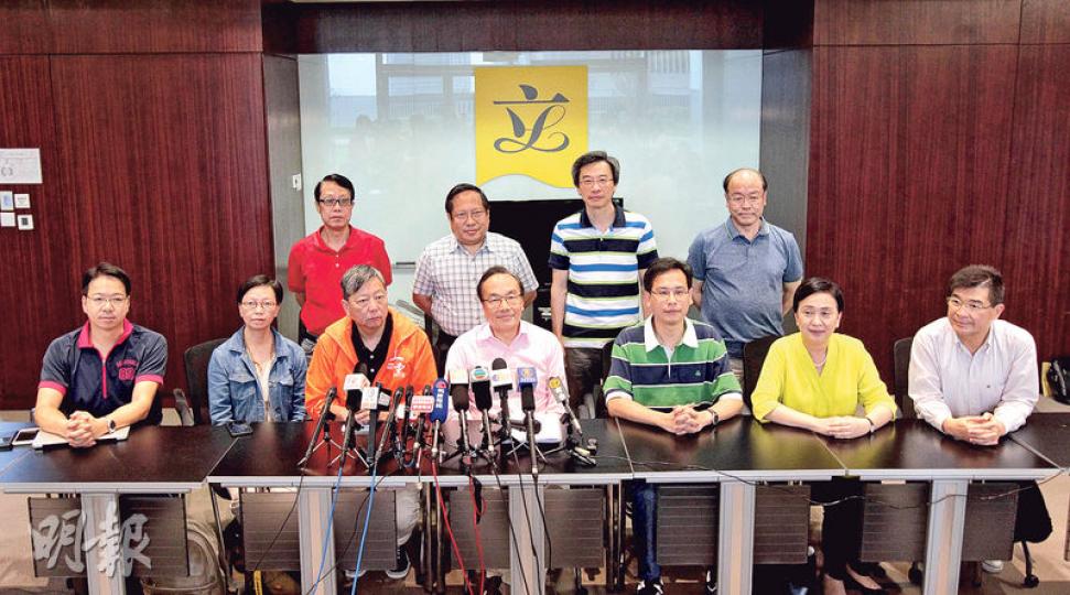 泛民「飯盒會」昨召開8小時退修會,商討在後政改的定位。前排左起﹕公共專業聯盟莫乃光,工黨何秀蘭、李卓人,公民黨梁家傑,教協葉建源,民主黨劉慧卿、單仲偕。後排左起﹕工黨張國柱、民主黨何俊仁、衛生服務界李國麟及民協馮檢基。(李澤彤攝) 泛民「飯盒會」昨召開8小時退修會,商討在後政改的定位。前排左起﹕公共專業聯盟莫乃光,工黨何秀蘭、李卓人,公民黨梁家傑,教協葉建源,民主黨劉慧卿、單仲偕。後排左起﹕工黨張國柱、民主黨何俊仁、衛生服務界李國麟及民協馮檢基。(李澤彤攝)